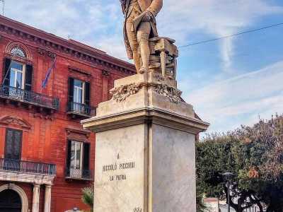 Nel 2017 la fotografa Franca Foccis pubblic� sui social un�immagine del monumento e la piuma era regolarmente al suo posto